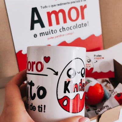 Copo branco com texto e ilustração Kinder, caixa com mensagem em fundo