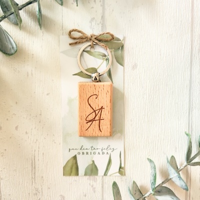Porta-chaves de madeira com argola e cartão decorado com folhas verdes e texto
