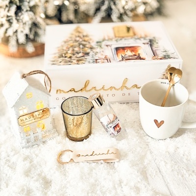 Conjunto de presentes natalícios para madrinha com caneca, chaveiro, castiçal, frasco e casa decorativa.