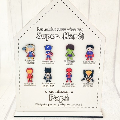 Placa branca decorativa com desenhos de super-heróis e texto em português