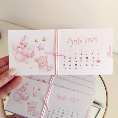 Calendário de mesa Agosto 2023 com ursinho cor-de-rosa e balões