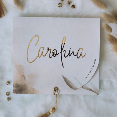 Cartão quadrado branco com nome Carolina escrito em dourado e preto e tassel cor de mostarda