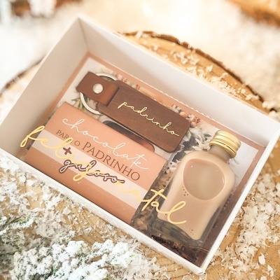 Conjunto de presente com chocolate, garrafa de bebida e chaveiro