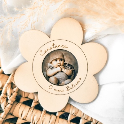 Moldura em forma de flor de madeira com fotografia de bebé e texto 