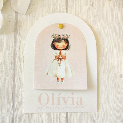 Cartão de primeira comunhão com ilustração de menina em vestido branco e coroa de flores