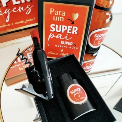 Caixa de presente com itens para pai, cortador de cápsulas de vinho e garrafa com rótulo 'SUPER pai'