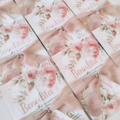 Embalagens de sabonetes Benedita com flores e fita rosa