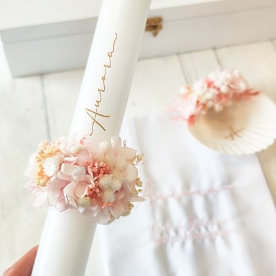 Vela branca decorada com coroa de flores e nome Aurora em dourado