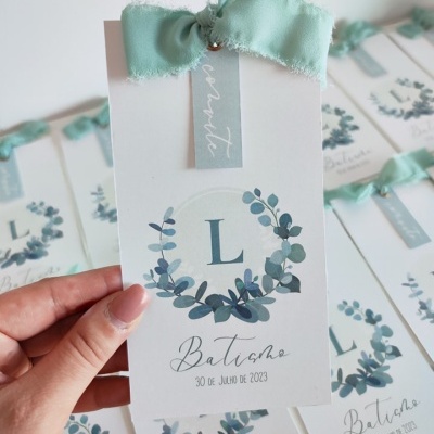 Etiqueta de batizado branca com folhas verdes e fita verde-água