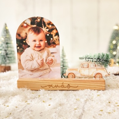 Expositor de fotografia natalício com base de madeira e enfeite de carrinha com árvore de Natal