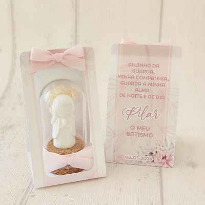Miniatura de anjo branco em resina com laço rosa e cartão decorativo em fundo branco