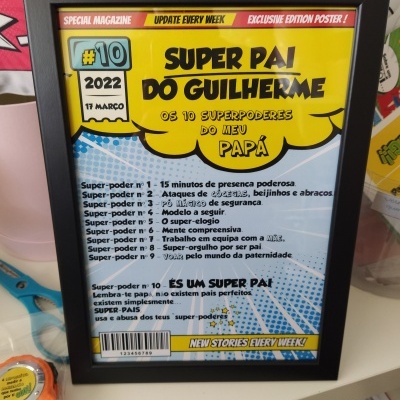 Quadro colorido estilo banda desenhada com texto sobre superpoderes do pai.