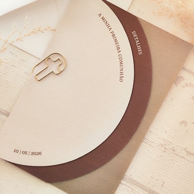 Convite de primeira comunhão redondo em papel castanho e bege com clip dourado em forma de cruz