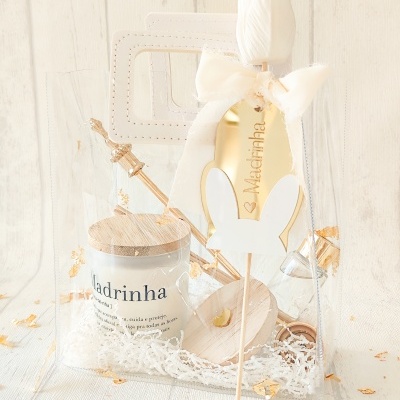 Conjunto de presentes para madrinha num saco transparente com vela, pau de mel, laço e tag decorativa
