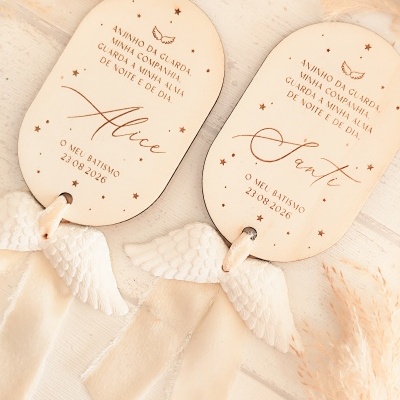 Lembretes de madeira gravados para batismo com asas e fita creme.