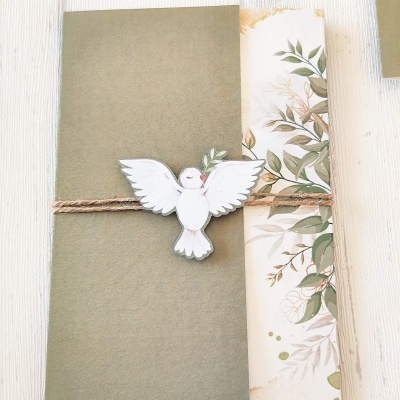 Cartão verde com faixa floral e pomba branca em cordão rústico
