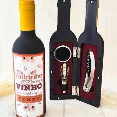 Conjunto para vinho com garrafa decorativa e caixa em forma de garrafa com acessórios para vinho