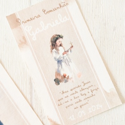 Convite de primeira comunhão com ilustração de menina e texto em português.