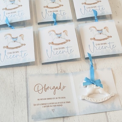 Cartões de agradecimento personalizados com cavalinho de balanço e enfeite branco com fita azul