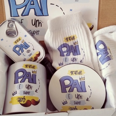 Conjunto de presente com caneca, meias, lata e copo com design 'grande PAI É Um super avô'