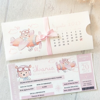 Convite de viagem rosa claro com ursinho aviador em avião e texto em português,fontes delicadas