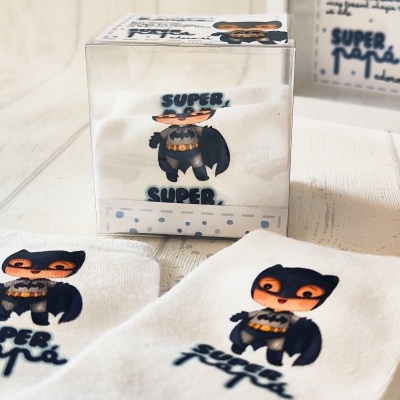 Meias brancas com desenho de super-herói e texto 