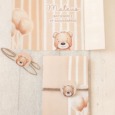 Convite de batizado e aniversário com balões e desenho de urso em tons bege e branco