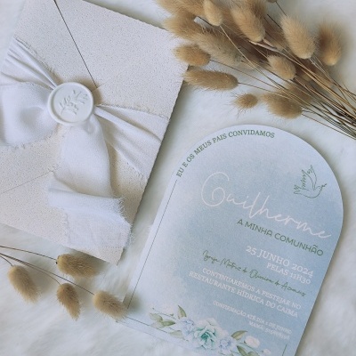 Convite de comunhão azul claro com envelope bege e flores secas