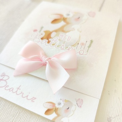 Convite de batismo com coelhinha e laço rosa