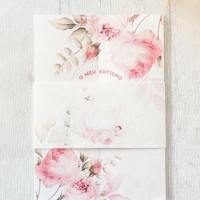 Convite de batismo com flores cor-de-rosa e texto O MEU BATISMO