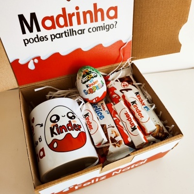 Caixa de presente com caneca e chocolates Kinder