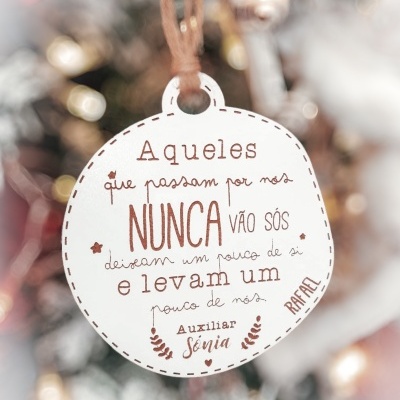 Etiqueta decorativa branca redonda com cordão e texto em castanho