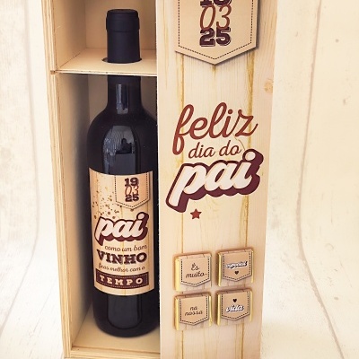 Garrafa de vinho tinto numa caixa de madeira decorada para o dia do pai