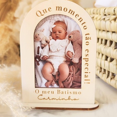 Porta-fotos de madeira com foto de bebé e texto gravado sobre batismo