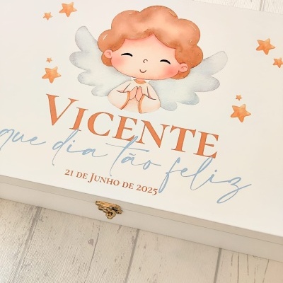 Caixa branca decorada com anjo e texto Vicente 21 de junho de 2025