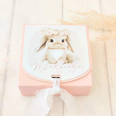 Caixa de presente rosa com coelho e texto 'Madrinha'
