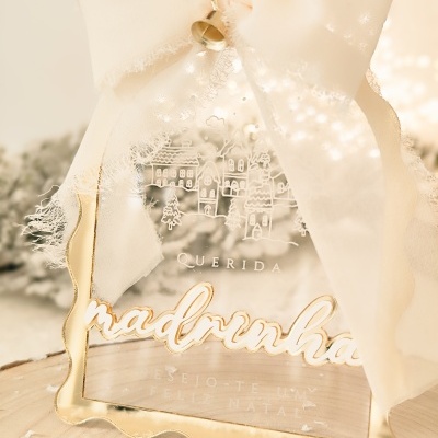 Ornamento de Natal transparente com laço creme e moldura dourada