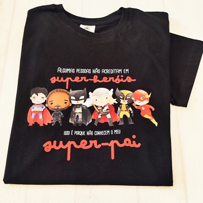 T-shirt preta com estampa de super-heróis e texto em português sobre super-pai