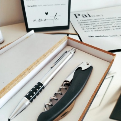 Conjunto de caneta e saca-rolhas num estojo aberto