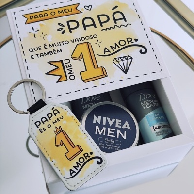 Conjunto de presentes para o pai com produtos NIVEA e Dove e porta-chaves com mensagem carinhosa