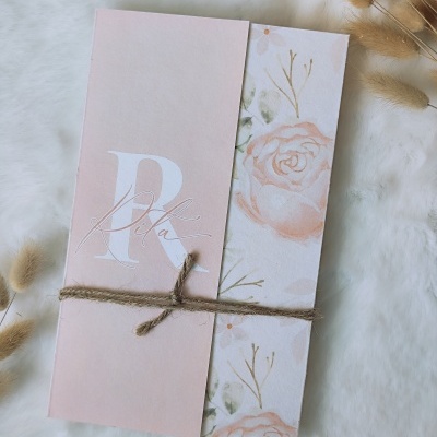 Convite decorativo rosa com flores e cordão rústico