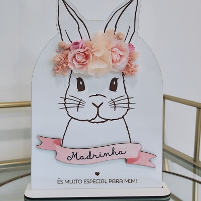 Objeto decorativo coelho com flores e texto 'Madrinha' e 'ÉS MUITO ESPECIAL PARA MIM!'