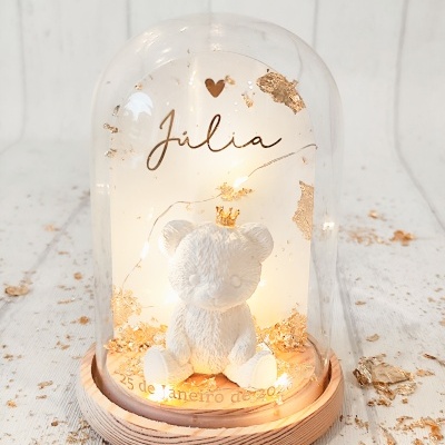 Globo de vidro com urso branco e base de madeira clara com decoração e texto