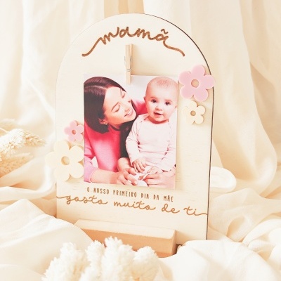 Porta-fotos de madeira com foto de mãe e bebé e decoração de flores