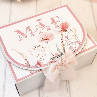 Caixa decorativa com laço e flores para presente de Mãe