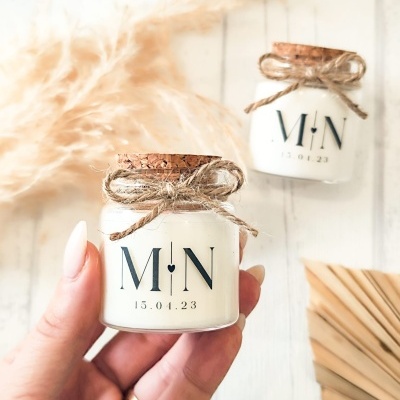 Frascos de vidro branco com tampa de cortiça e decoração com corda e letras impressas