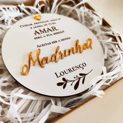 Placa redonda decorativa com texto em português e nome Lourenço embalada com papel de seda