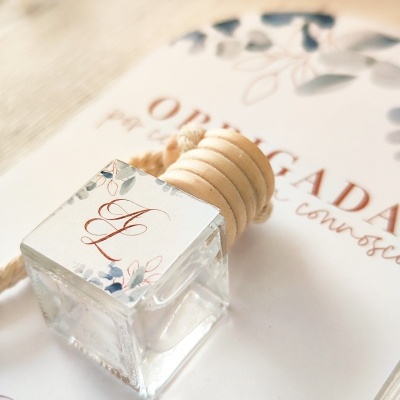 Frasco de vidro quadrado com tampa de madeira e etiqueta decorativa em papel