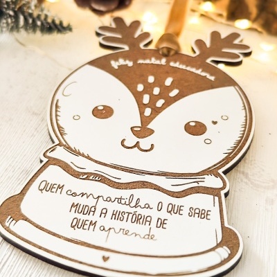Etiqueta decorativa natal com cabeça de rena e texto motivacional em português