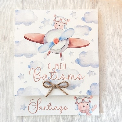 Convite de batismo com avião e texto 